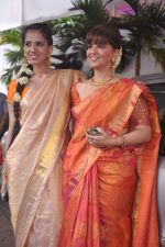 Neeta Lulla, Nishka Lulla at Esha Deol_s wedding in Iskcon Temple on 29th June 2012 (146).JPG