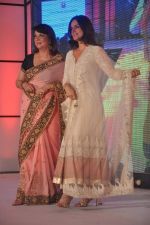 Zarine Khan at Pidilite presents Manish Malhotra, Shaina NC show for CPAA in Mumbai on 1st July 2012 (33).JPG