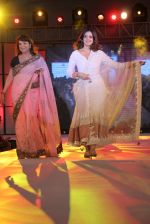 Zarine Khan at Pidilite presents Manish Malhotra, Shaina NC show for CPAA in Mumbai on 1st July 2012 (36).JPG