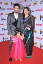 Vijay Yesudas with wife and daughter at the Red Carpet of _59th !dea Filmfare Awards 2011_ (South) on 8th July at Jawaharlal Nehru indoor stadium, Chennai..jpg