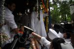 Vindu Dara Singh at Dara Singh funeral in Mumbai on 12th July 2012 (109).JPG