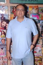 Vivek Vaswani at Labyrinth book launch in Crossword, Mumbai on 12th July 2012 (19).JPG