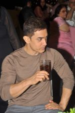 Aamir Khan at trade analyst Amod Mehra_s birthday in Andheri on 13th July 2012 (42).JPG