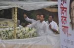 Akshay Kumar at Rajesh Khanna_s Funeral in Mumbai on 19th July 2012 (70).JPG