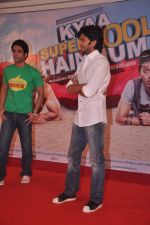 Tusshar Kapoor, Ritesh Deshmukh at Kya Super Cool Hain Hum promotions in NM College, Mumbai on 21st July 2012 (37).JPG