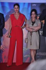Kareena Kapoor, Divya Dutta at Heroine Film First look in Cinemax, Mumbai on 25th July 2012 (54).JPG