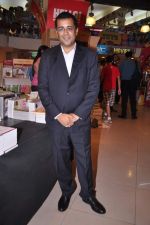 Chetan Bhagat  at Mercedez Benz magazine anniversary issue launch in Crossword,Mumbai on 30th July 2012 (8).JPG