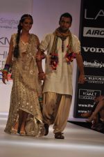Shibani Dandekar,Puneet Pathak walk the ramp for nandita thirani and payal singhal show at Lakme Fashion Week Day 1 on 3rd Aug 2012 (19).JPG