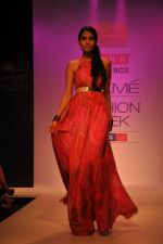 Model walk the ramp for Anushka Khanna show at Lakme Fashion Week Day 1 on 3rd Aug 2012 (5).JPG