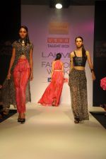 Model walk the ramp for Anushka Khanna show at Lakme Fashion Week Day 1 on 3rd Aug 2012 (6).JPG