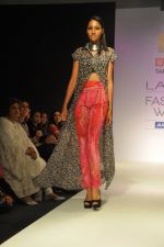 Model walk the ramp for Anushka Khanna show at Lakme Fashion Week Day 1 on 3rd Aug 2012 (7).JPG