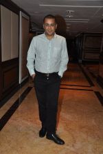 Chetan Bhagat at the launch of Shashi Tharoor book Pax Indica in Taj Land_s Land,Mumbai on 4th Aug 2012 (37).JPG