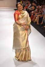 Kirron Kher walk the ramp for Gaurav show at Lakme Fashion Week Day 3 on 5th Aug 2012 (10).JPG