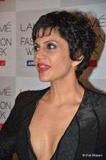 Mandira Bedi at Lakme Fashion Week Day 2 on 4th Aug 2012_1 (87).JPG