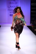 Model walk the ramp for Babita Malkani show at Lakme Fashion Week Day 2 on 4th Aug 2012 (10).JPG