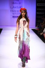 Model walk the ramp for Babita Malkani show at Lakme Fashion Week Day 2 on 4th Aug 2012 (17).JPG