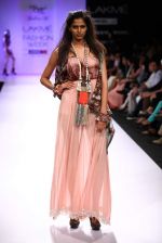 Model walk the ramp for Babita Malkani show at Lakme Fashion Week Day 2 on 4th Aug 2012 (29).JPG