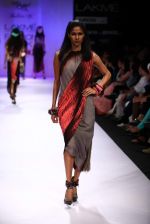 Model walk the ramp for Babita Malkani show at Lakme Fashion Week Day 2 on 4th Aug 2012 (3).JPG