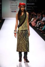 Model walk the ramp for Babita Malkani show at Lakme Fashion Week Day 2 on 4th Aug 2012 (44).JPG