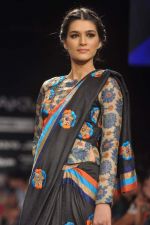 Model walk the ramp for Debarun,Vaishali S show at Lakme Fashion Week Day 3 on 5th Aug 2012 (45).JPG