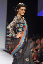 Model walk the ramp for Debarun,Vaishali S show at Lakme Fashion Week Day 3 on 5th Aug 2012 (46).JPG