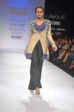 Model walk the ramp for Debarun,Vaishali S show at Lakme Fashion Week Day 3 on 5th Aug 2012 (49).JPG
