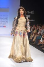 Model walk the ramp for Debarun,Vaishali S show at Lakme Fashion Week Day 3 on 5th Aug 2012 (7).JPG