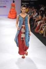 Model walk the ramp for Shruti Sancheti show at Lakme Fashion Week Day 3 on 5th Aug 2012 (10).JPG