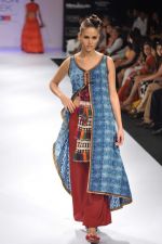Model walk the ramp for Shruti Sancheti show at Lakme Fashion Week Day 3 on 5th Aug 2012 (11).JPG