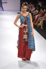 Model walk the ramp for Shruti Sancheti show at Lakme Fashion Week Day 3 on 5th Aug 2012 (12).JPG