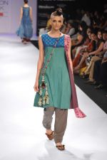 Model walk the ramp for Shruti Sancheti show at Lakme Fashion Week Day 3 on 5th Aug 2012 (13).JPG