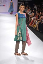 Model walk the ramp for Shruti Sancheti show at Lakme Fashion Week Day 3 on 5th Aug 2012 (14).JPG