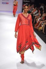 Model walk the ramp for Shruti Sancheti show at Lakme Fashion Week Day 3 on 5th Aug 2012 (18).JPG