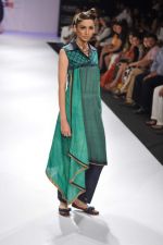 Model walk the ramp for Shruti Sancheti show at Lakme Fashion Week Day 3 on 5th Aug 2012 (20).JPG