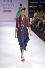 Model walk the ramp for Shruti Sancheti show at Lakme Fashion Week Day 3 on 5th Aug 2012 (21).JPG