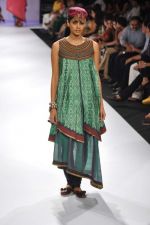 Model walk the ramp for Shruti Sancheti show at Lakme Fashion Week Day 3 on 5th Aug 2012 (27).JPG