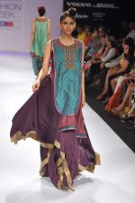 Model walk the ramp for Shruti Sancheti show at Lakme Fashion Week Day 3 on 5th Aug 2012 (28).JPG