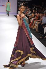 Model walk the ramp for Shruti Sancheti show at Lakme Fashion Week Day 3 on 5th Aug 2012 (30).JPG