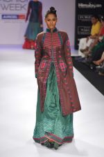 Model walk the ramp for Shruti Sancheti show at Lakme Fashion Week Day 3 on 5th Aug 2012 (44).JPG