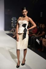 Model walk the ramp for Sonakshi Raaj Talent Box show at Lakme Fashion Week Day 2 on 4th Aug 2012 (17).JPG