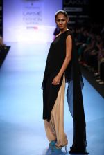 Model walk the ramp for Wendell Rodericks show at Lakme Fashion Week Day 2 on 4th Aug 2012 (23).JPG