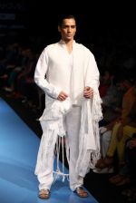 Model walk the ramp for Wendell Rodericks show at Lakme Fashion Week Day 2 on 4th Aug 2012 (25).JPG