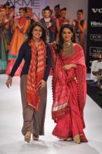 Shaina NC walk the ramp for Shruti Sancheti show at Lakme Fashion Week Day 3 on 5th Aug 2012 (5).JPG