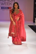 Shaina NC walk the ramp for Shruti Sancheti show at Lakme Fashion Week Day 3 on 5th Aug 2012 (55).JPG
