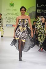 Model walk the ramp for Archana Kocchar show at Lakme Fashion Week 2012 Day 5 in Grand Hyatt on 7th Aug 2012 (10).JPG