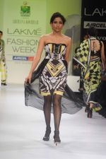 Model walk the ramp for Archana Kocchar show at Lakme Fashion Week 2012 Day 5 in Grand Hyatt on 7th Aug 2012 (11).JPG