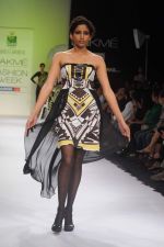 Model walk the ramp for Archana Kocchar show at Lakme Fashion Week 2012 Day 5 in Grand Hyatt on 7th Aug 2012 (12).JPG