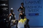 Model walk the ramp for Archana Kocchar show at Lakme Fashion Week 2012 Day 5 in Grand Hyatt on 7th Aug 2012 (2).JPG