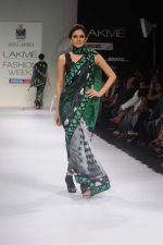 Model walk the ramp for Archana Kocchar show at Lakme Fashion Week 2012 Day 5 in Grand Hyatt on 7th Aug 2012 (45).JPG