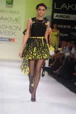 Model walk the ramp for Archana Kocchar show at Lakme Fashion Week 2012 Day 5 in Grand Hyatt on 7th Aug 2012 (6).JPG